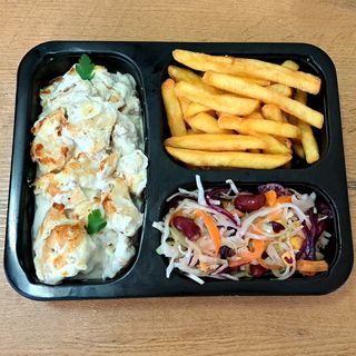 Piletina u sosu 4 vrste sira sa pomfritom i vitaminskom salatom