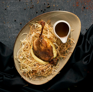 Picior de rață în cuib cu sos din trufe