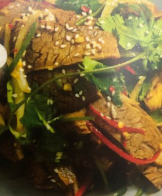 Салат с говядиной и перцем