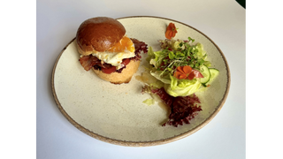 Kanapka Blikle z jajkiem, boczkiem oraz sosem siracha-mayo