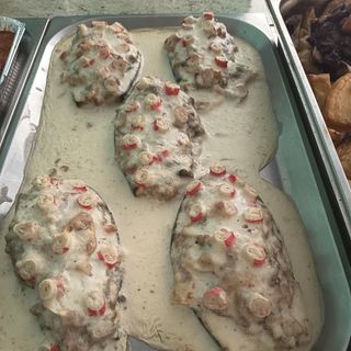Berenjena rellena de marisco y patatas fritas 