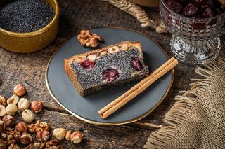 Маківник з вишнею і ліщиною