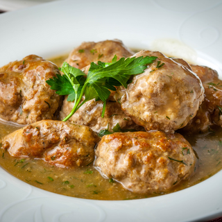 Pulpety w sosie, ziemniaki, surówka