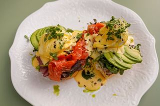 Бенедикт з лососем та авокадо (300г)