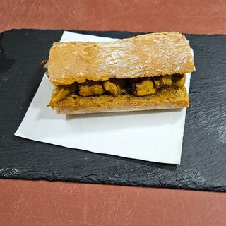 Bocadillo de 3 Pinchos Morunos De Cordero A La Brasa