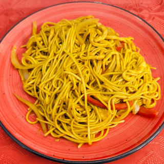 Tallarines Estilo Singapur Con Pollo