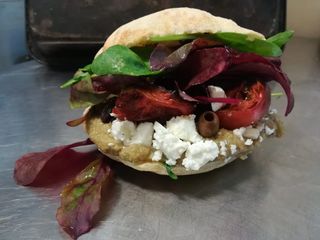 17. Crocchette vegan e legumi alla menta, humus di ceci, pomodoro