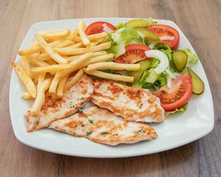 Pollo, Ensalada Y Patatas