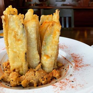 Chips De Berenjena Crujiente Sobre Humus Casero Y Miel De Caña