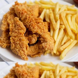 Stripsy z frytkami oraz surówką