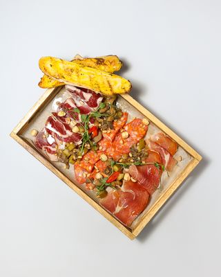 Хамон, коппа, салямі з устричним грибом і чері (235г)