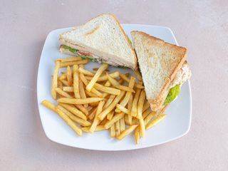 Klub sendvič sa piletinom i slaninom