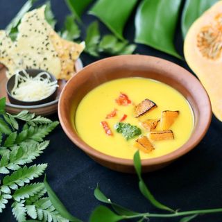 Ароматный тыквенный суп-пюре с соусом песто