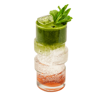 Ice matcha tonic z kwiatem wiśni