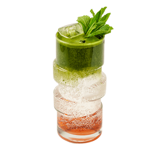 Ice matcha tonic z kwiatem wiśni