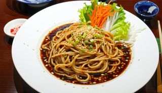 Udon w sosie + surówka