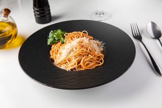 Paste cu sos de roșii şi busuioc