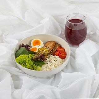 Боул з тофу та рисом зі смородиновим морсом