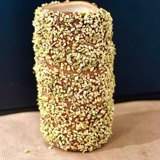 Kurtosz z kremem pistacjowym obsypany pistacjami 