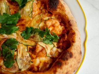 Піца з креветками, цукіні та солодким чилі