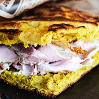 Schiacciata porchetta, salsa piccante, pomodori secchi