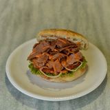 Juneći doner u pecivu XL