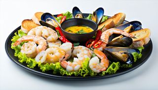 Platou cu fucte de mare