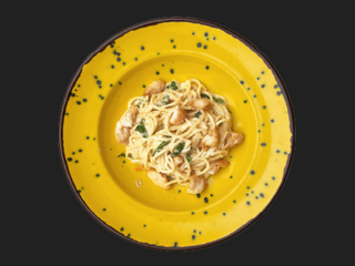 З курчам в сирному соусі Альфредо паста