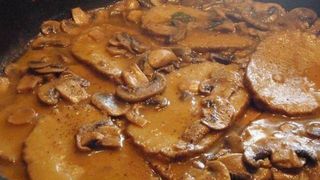 Arrosto di Vitello al forno in salsa funghi con patate al forno