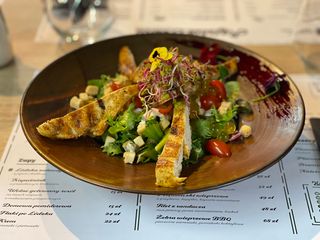 Sałata z kurczakiem pieczonym