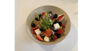 Sałatka grecka z serem feta i marynowanymi oliwkami