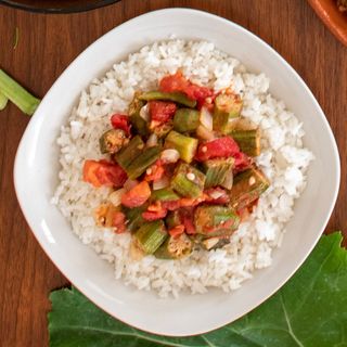 Okra Con Arroz Y Pan De Pita