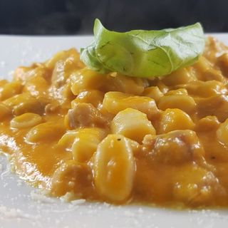 Sassolini zucca salsiccia e scaglie di grana 