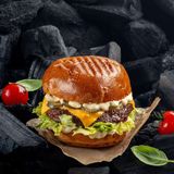 Бургер з яловичою котлетою та соусом Дор Блю