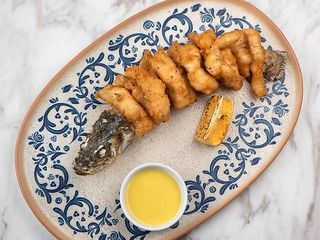 Цілий сібас, філерований на хрусткі шматочки з медово-гірчичним соусом (200 гр)