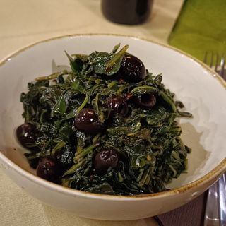 Cicorie saltate con olive e peperoncino