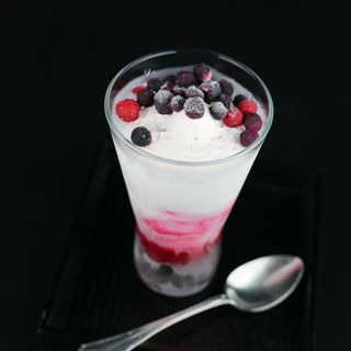 Coppa yogurt e frutti di bosco