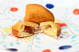 Panzerotto (sfoglia, mozzarella, pomodoro ciliegino, acciughetta)