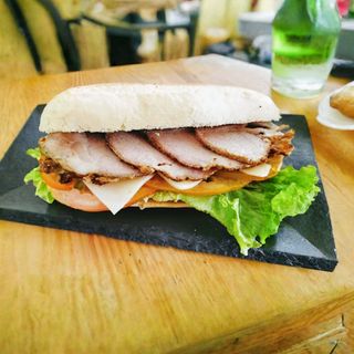 Bocadillo De Pata Asada A La Criolla