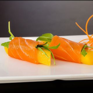 80.Roll mango con salmón y salsa mango (3u)