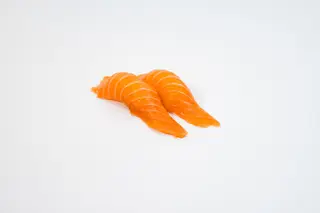 90.Nigiri de salmón (2 pzs.)