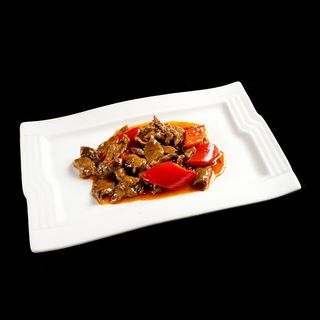 MANZO CON SALSA PICCANTE E PEPERONI 