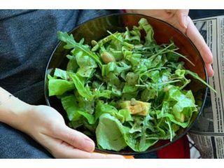 Salată verde crudă cu sos bsalmic, raw, fără gluten
