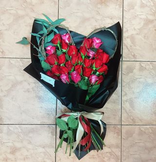 Trandafiri naturali inima folie neagra