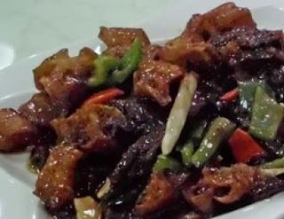 90. Пържено телешко с лук и черни гъби (600г)