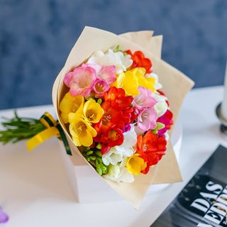 Buchet din 21 frezii in hartie naturala