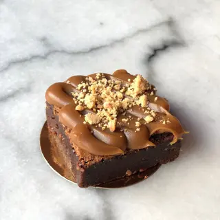 Brownie com Cobertura de Doce de Leite e Amendoim