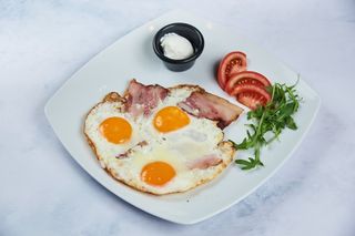 Jaja na oko sa šunkom