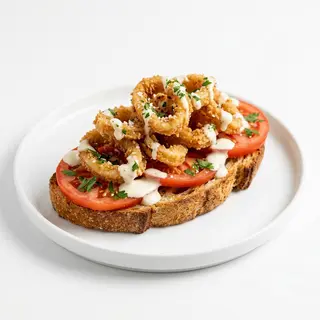 Tosta de calamar frito, tomate y salsa alioli