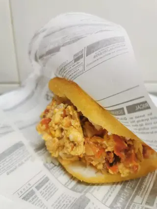  Arepa de Revuelto De Huevo, Tomate y Cebolla